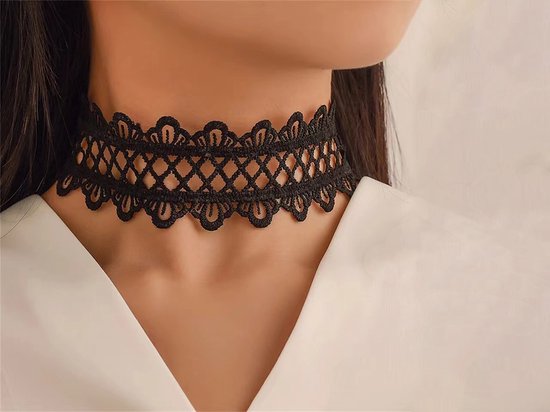Zwarte kanten choker met opengewerkt patroon en gerafelde randen, gedragen door een model.