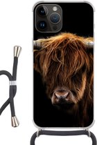 Geschikt voorApple Iphone 14 Pro Max - Crossbody Case - Schotse Hooglander - Horens - Zwart - Dieren - Natuur - Wild - Koe - Siliconen - Crossbody - Backcover met Koord - Telefoonhoesje met koord - Hoesje met touw