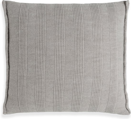 Coussin carré gris clair tricoté avec des côtes verticales et une étiquette en cuir.