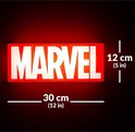 Marvel logo licht, rood met witte letters, afmetingen 30 cm breed en 12 cm hoog.
