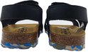 Achterkant van zwarte Develab sandalen met klittenband en blauw/camouflage zool.