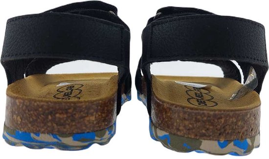 Achterkant van zwarte Develab sandalen met klittenband en blauw/camouflage zool.