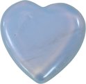Een wit opalieten hart met blauwe en roze gloed op witte achtergrond.