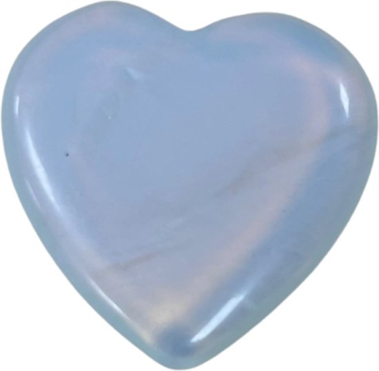 Een wit opalieten hart met blauwe en roze gloed op witte achtergrond.