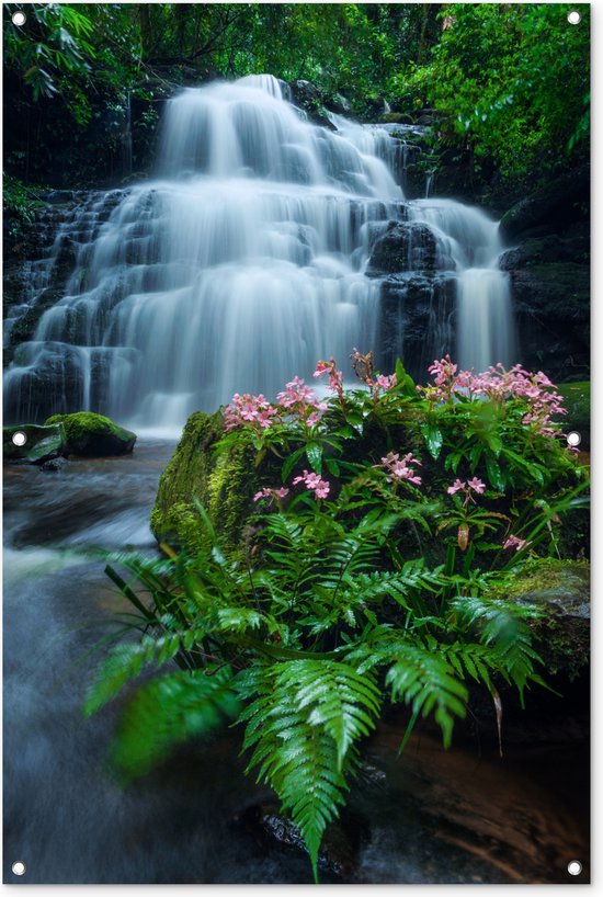 Tuinposter - Tuindoek - Tuinposters buiten - Een mooie waterval tussen de dichtbegroeide natuur van het nationaal park Phu Hin Rong Kla - 80x120 cm - Tuin