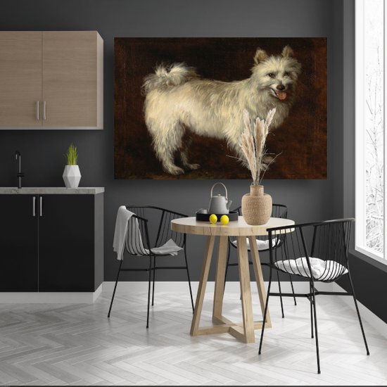 Une salle à manger avec une peinture d'un spitz blanc au-dessus d'une table ronde.