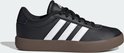 Zwarte kindersneaker van adidas met witte strepen en een bruine zool.