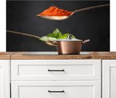Spatscherm keuken 120x60 cm - Kookplaat achterwand Kruiden - Lepel - Specerijen - Zwart - Italiaans - Muurbeschermer - Spatwand fornuis - Hoogwaardig aluminium
