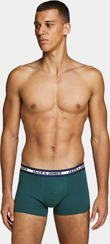 Man met donkergroene Jack & Jones boxershort met blauwe en grijze logo-elastische band.