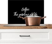 Spatscherm keuken 70x50 cm - Kookplaat achterwand Quotes - Spreuken - Coffee: The gasoline of life - Koffie - Muurbeschermer - Spatwand fornuis - Hoogwaardig aluminium
