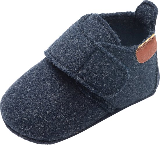 Donkerblauwe babyslof met klittenbandsluiting en bruine hielaccent.