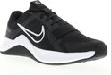 Zwarte Nike sportschoen met witte zool, witte swoosh en klittenbandsluiting.