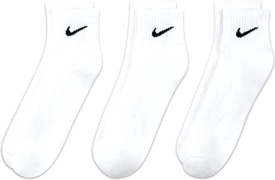 Drie paar witte Nike enkelsokken met zwart Nike logo.