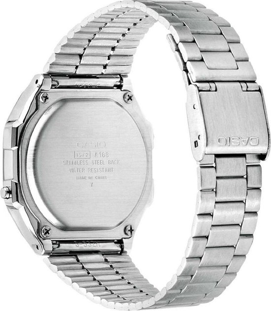 Achterkant van een zilverkleurig Casio horloge met stalen band. Waterbestendig, RVS achterkant.