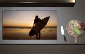 Inductieplaat Beschermer - Achteraanzicht van Surfer lopend over het Strand - 95x52 cm - 2 mm Dik - Inductie Beschermer - Bescherming Inductiekookplaat - Kookplaat Beschermer van Wit Vinyl