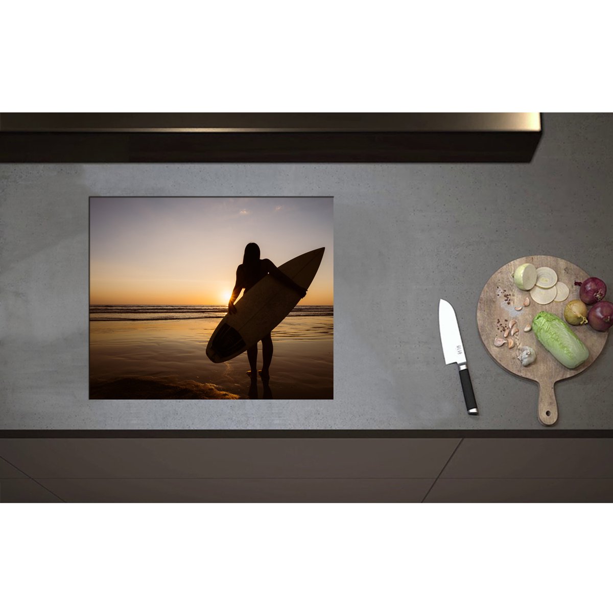 Inductieplaat Beschermer - Achteraanzicht van Surfer lopend over het Strand - 60x50 cm - 2 mm Dik - Inductie Beschermer - Bescherming Inductiekookplaat - Kookplaat Beschermer van Zwart Vinyl