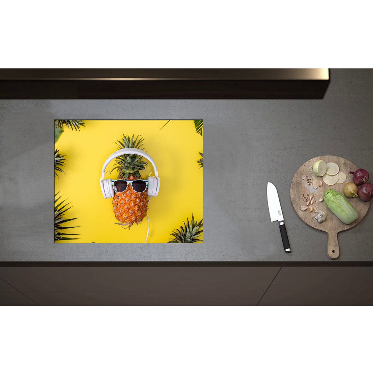 Inductieplaat Beschermer - Ananas met Witte Headset op Felgele Achtergrond - 60x50 cm - 2 mm Dik - Inductie Beschermer - Bescherming Inductiekookplaat - Kookplaat Beschermer van Zwart Vinyl