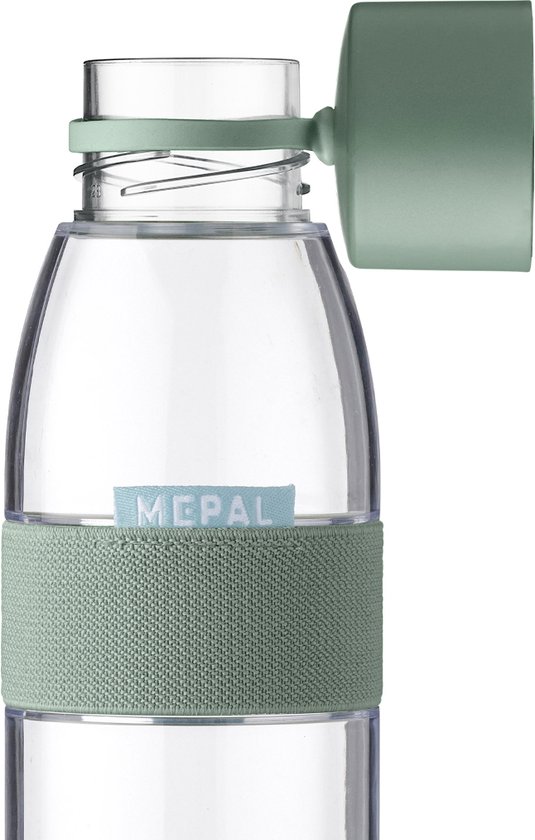 Close-up van de transparante Mepal waterfles met groene band en groene dop. Het woord Mepal staat op een lichtblauw label.