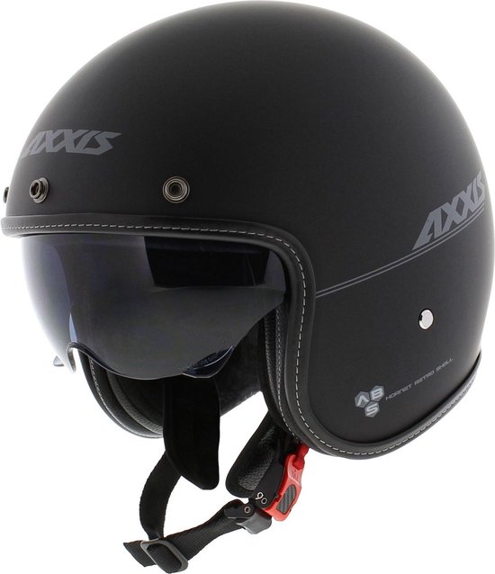 Matzwarte retro Axxis helm met donker vizier, riempje en witte stiksels.