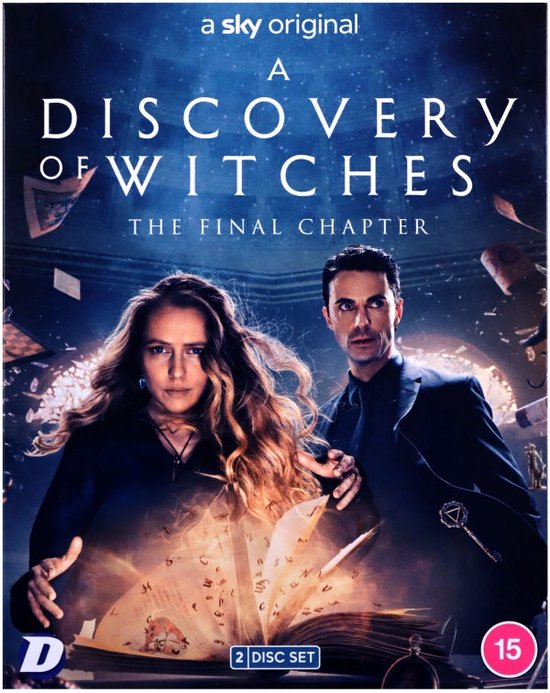 Blu-ray hoes voor "A Discovery Of Witches: The Final Chapter" met de hoofdrolspelers Diana en Matthew, met een open boek met magische symbolen.