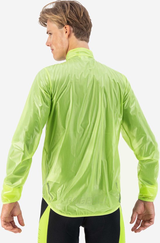 Man van achteren gezien, draagt een fluor gele fietsjas met rits.