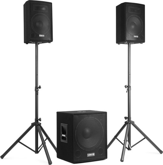 Set van twee zwarte Vonyx luidsprekers op statieven, met een zwarte subwoofer ervoor.