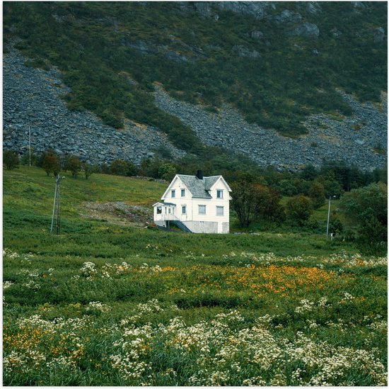 Poster Glanzend – Witte Eenzame Villa in het Dal van de Bergen - 80x80 cm Foto op Posterpapier met Glanzende Afwerking