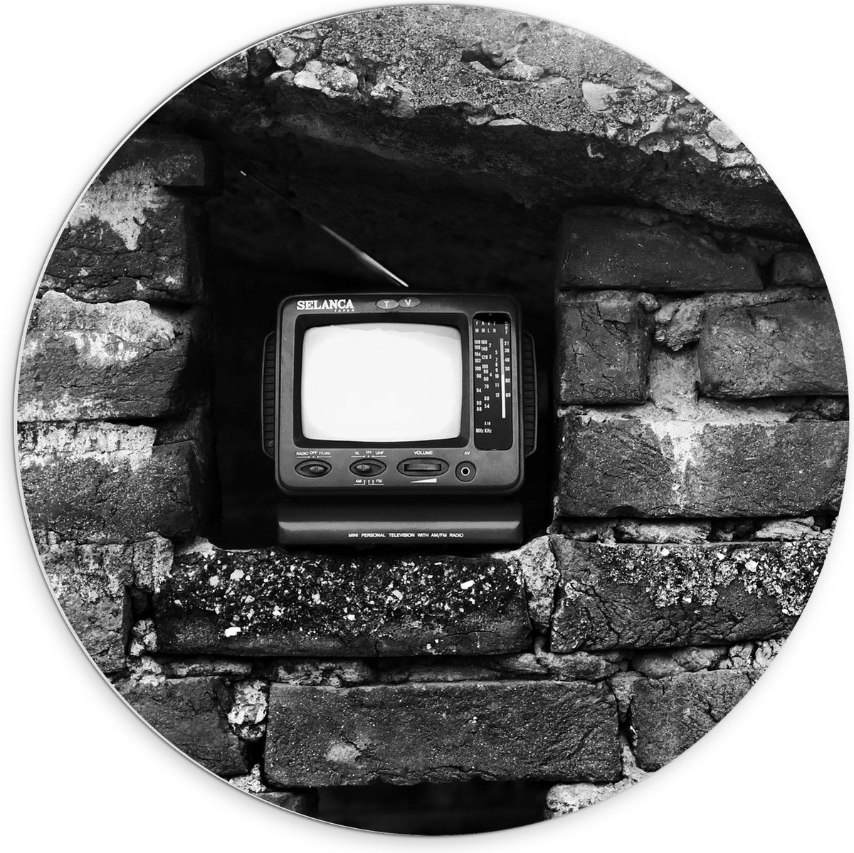 PVC Schuimplaat Muurcirkel - Ouderwetse Televisie in de Muur (Zwart-wit) - 70x70 cm Foto op Muurcirkel (met ophangsysteem)