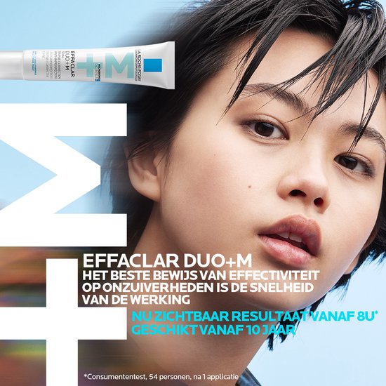 Une jeune femme aux cheveux courts et noirs tient un tube La Roche-Posay Effaclar Duo+M.