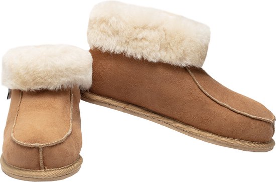 Bruine schapenvacht sloffen: een paar van bovenaf en één van de zijkant, met beige voering.
