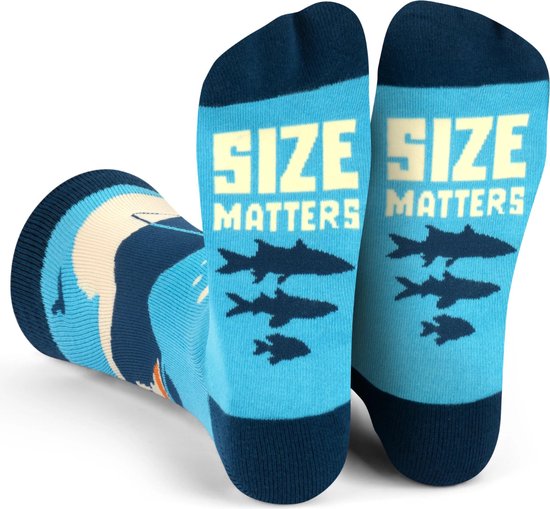 Grappig Sokken voor Vissers met vissen, hengel en tekst: Size Matters - Hobbyvissers sokken dames/man maat 38-44
