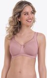 Model in roze beugelvrije bh met transparant inzetstuk bij de cups en een strikje.