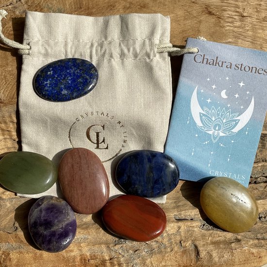 Set van 7 Chakra stenen in een duurzaam geschenkzakje – edelsteen kaartje – chakra meditatie – knuffel stenen – knuffelsteen – duimsteen – zaksteen