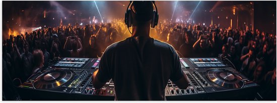 Poster Glanzend – Dj achter Dj Booth voor Vol Publiek - 60x20 cm Foto op Posterpapier met Glanzende Afwerking