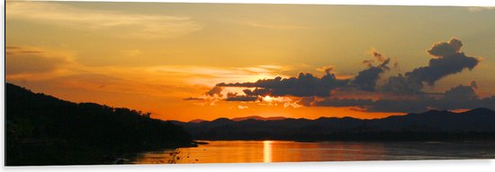 Dibond - Silhouet van Bergen bij Zonsondergang achter Wolken - 120x40 cm Foto op Aluminium (Wanddecoratie van metaal)