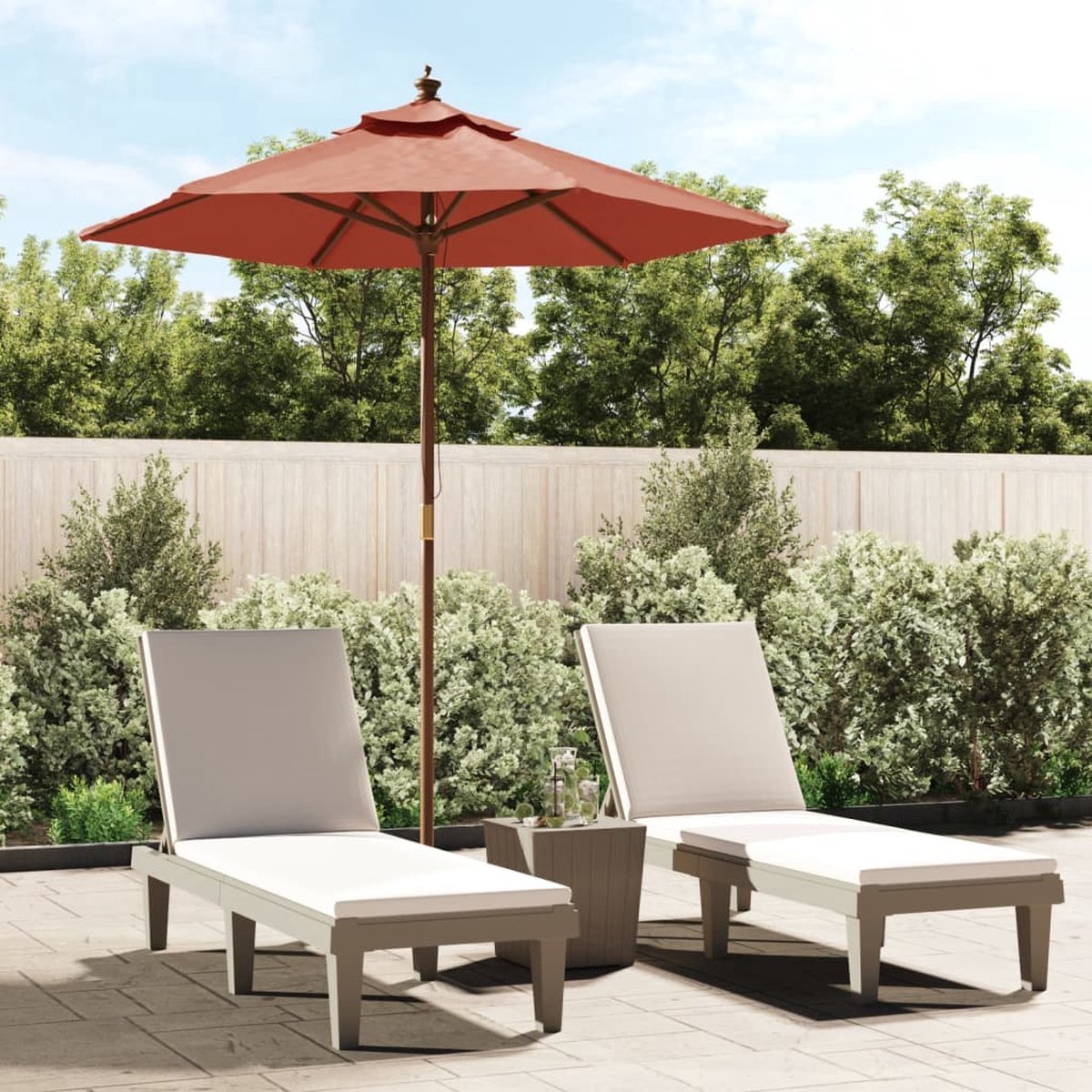 Terracottakleurige parasol met houten paal, afmetingen 196x231 cm, van The Living Store.