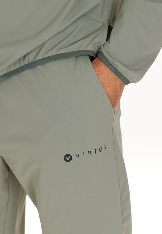 Grijze sportbroek met het Virtus-logo, gedragen door een man.