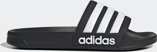 Tongs Adidas noires avec bandes et logo blancs.