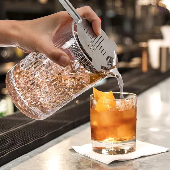 Cocktail mixing glass outlet