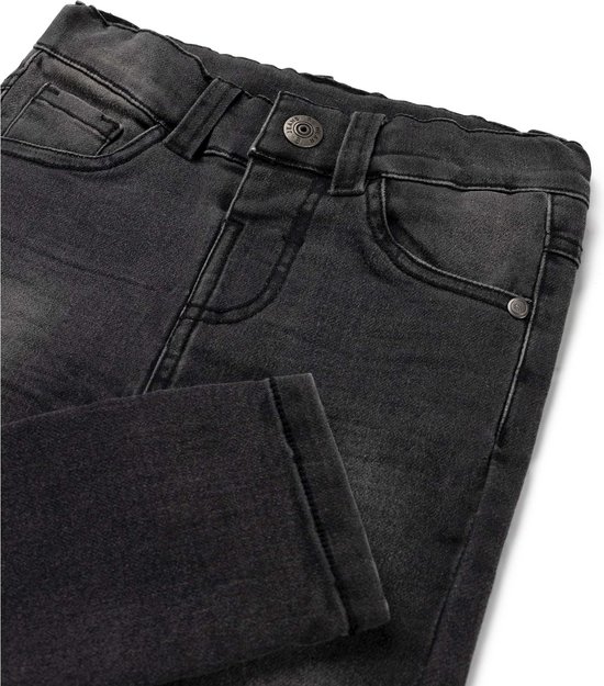 Gedetailleerde voorkant van een zwarte denim spijkerbroek met knoopsluiting en zakken.