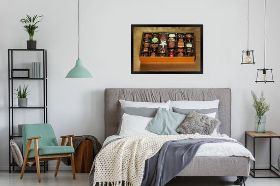 Photo encadrée - Une boîte pleine de chocolats belges cadre photo noir 90x60 cm - Affiche encadrée (Décoration murale salon / chambre)