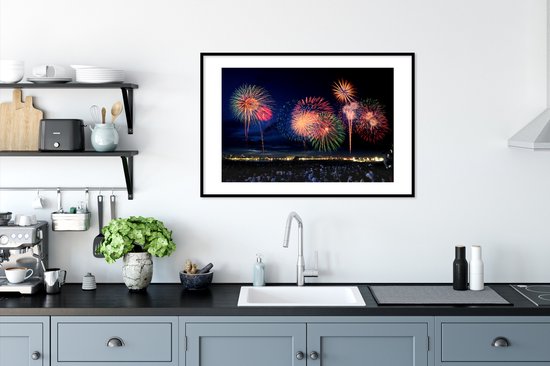 Photo dans le cadre - Feux d'artifice pendant le réveillon du Nouvel An cadre photo noir avec passe-partout blanc grand 90x60 cm - Affiche dans le cadre (Décoration murale salon / chambre)