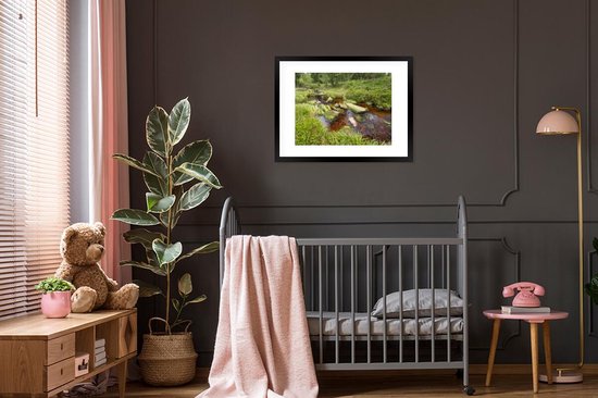 Photo encadrée - Rivière teintée rouge dans le parc national allemand du Harz Cadre photo noir avec passe-partout blanc 80x60 cm - Affiche encadrée (Décoration murale salon / chambre)