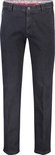 Donkerblauwe chino broek met een kleurrijke gestreepte voering aan de tailleband.
