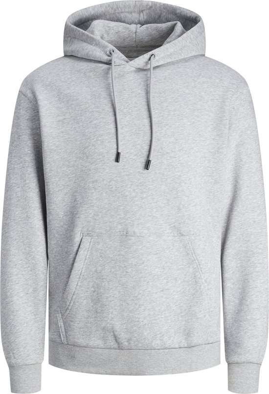 Een effen lichtgrijze hoodie met kangoeroezak en koordjes, op zwarte achtergrond.