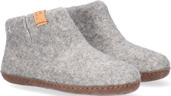 Lichtgrijze wollen pantoffels met bruine zolen en stiksels, getoond als paar.