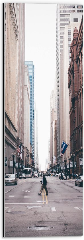 Dibond - Overstekend Persoon tussen de Hoge Gebouwen in de Stad - 20x60 cm Foto op Aluminium (Met Ophangsysteem)