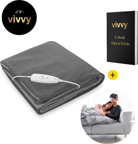Grijze elektrische deken met afstandsbediening en Vivvy logo. Een koppel geniet van de deken op de bank.
