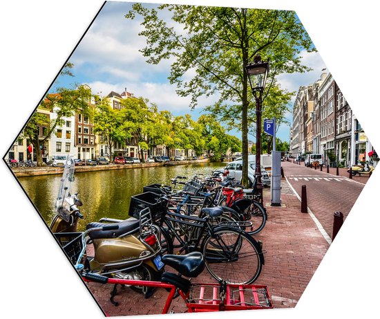 Dibond Hexagon - Rij Fiets Geparkeerd langs de Gracht in Amsterdam - 80x69.6 cm Foto op Hexagon (Met Ophangsysteem)