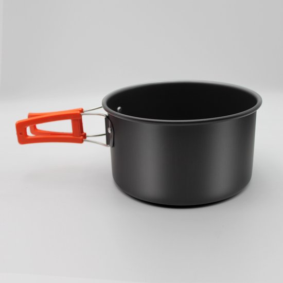 Zwarte camping kookpot met oranje opvouwbaar handvat.